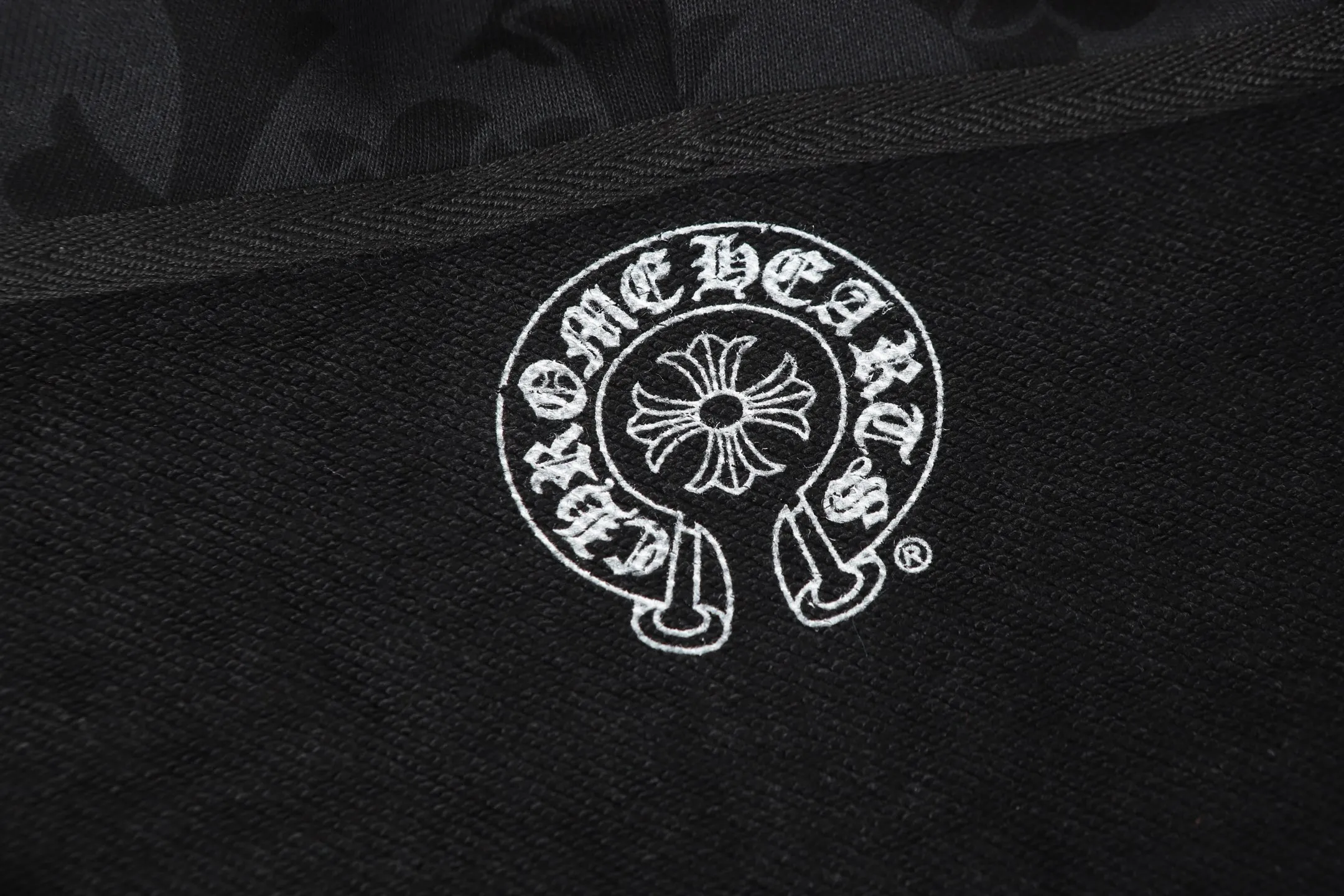 P290 Cross-border running quantity model, please do not place an order if you pursue quality - Chrome Hearts/Chrome Hearts Sanskrit dark pattern all-over printed cross ✝️ Printed zipper sweatshirt cardigan jacket - High weight, high density and high quality. The wool is soft, delicate and skin-friendly. Soft and silky to the touch. Warmth and skin-friendly. - Custom-woven and dyed with no color difference. No matter the fabric or workmanship details, it beats the ordinary version on the market - Hardware zipper accessories are all customized, full of details - Color: black -Size: S M L XL